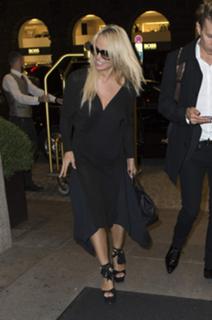 Pamela Anderson feet photo thumbnail