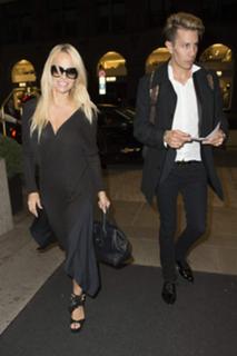 Pamela Anderson feet photo thumbnail