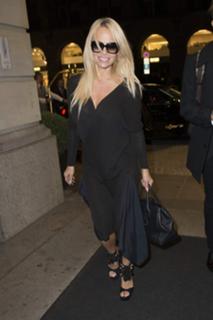 Pamela Anderson feet photo thumbnail
