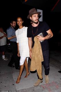 Zoe Saldana feet photo thumbnail