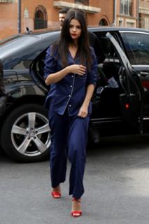 Selena Gomez feet photo thumbnail
