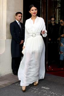 Selena Gomez feet photo thumbnail