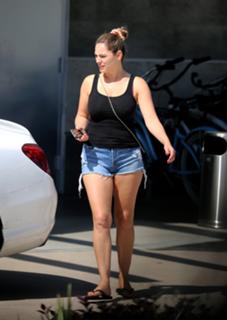 Kelly Brook feet photo thumbnail