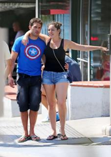 Kelly Brook feet photo thumbnail