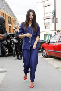 Selena Gomez feet photo thumbnail