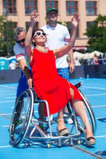 Anna Popek feet photo thumbnail