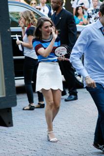 Maisie Williams feet photo thumbnail