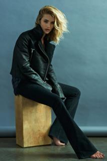 Rosie Huntington-Whiteley feet photo thumbnail
