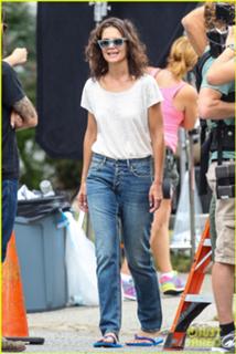 Katie Holmes feet photo thumbnail