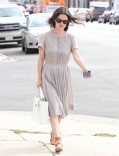 Rachel Bilson feet photo thumbnail