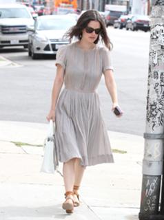 Rachel Bilson feet photo thumbnail