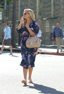 Reese Witherspoon feet photo thumbnail