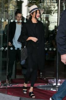 Selena Gomez feet photo thumbnail