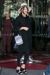 Selena Gomez feet photo thumbnail