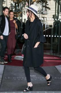 Selena Gomez feet photo thumbnail