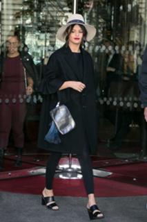 Selena Gomez feet photo thumbnail