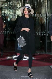 Selena Gomez feet photo thumbnail