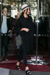 Selena Gomez feet photo thumbnail