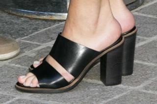 Selena Gomez feet photo thumbnail