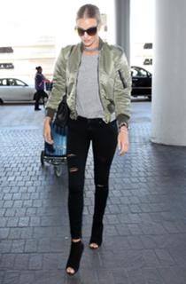 Rosie Huntington-Whiteley feet photo thumbnail