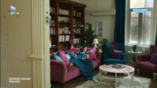 Burcu Özberk feet photo 1