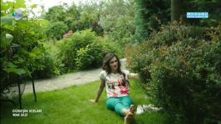 Burcu Özberk feet photo 2