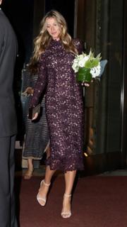 Gisele Bündchen feet photo thumbnail