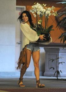 Vanessa Hudgens feet photo thumbnail
