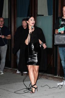 Demi Lovato feet photo thumbnail