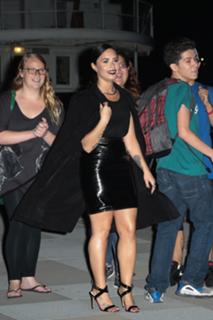 Demi Lovato feet photo thumbnail
