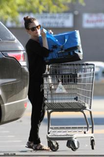 Rachel Bilson feet photo thumbnail