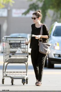 Rachel Bilson feet photo thumbnail