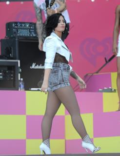 Demi Lovato feet photo thumbnail