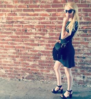 Emma Roberts feet photo thumbnail