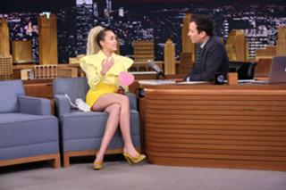 Miley Cyrus feet photo thumbnail