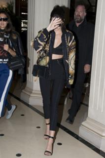 Kendall Jenner feet photo thumbnail