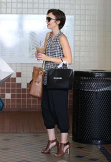 Lily Collins feet photo thumbnail