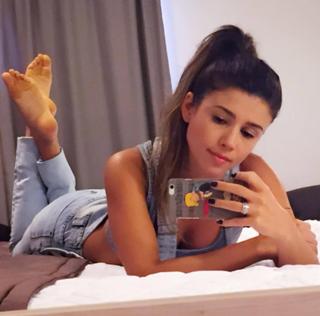 Paula Fernandes feet photo thumbnail