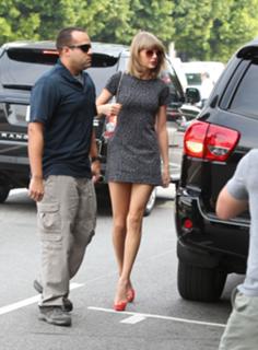 Taylor Swift feet photo thumbnail