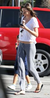 Miranda Kerr feet photo thumbnail