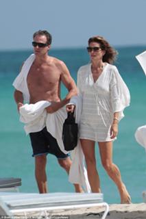 Cindy Crawford feet photo thumbnail