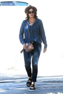 Mandy Moore feet photo thumbnail
