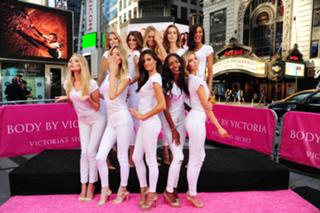 Martha Hunt feet photo thumbnail