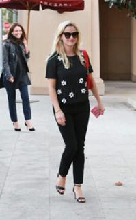 Reese Witherspoon feet photo thumbnail