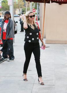 Reese Witherspoon feet photo thumbnail