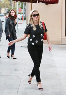 Reese Witherspoon feet photo thumbnail