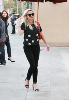 Reese Witherspoon feet photo thumbnail