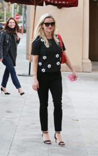 Reese Witherspoon feet photo thumbnail