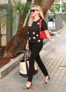Reese Witherspoon feet photo thumbnail