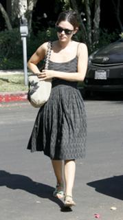 Rachel Bilson feet photo thumbnail